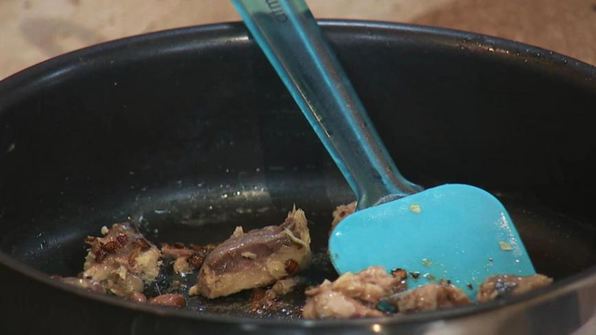 сицилийская паста с консервированной скумбрией и сухариками