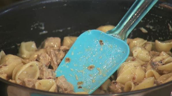 сицилийская паста с консервированной скумбрией и сухариками