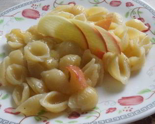 Сладкие макароны с фруктами