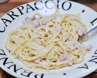 Спагетти с беконом и сливками