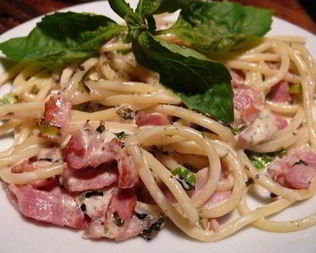 Спагетти с беконом в сырном соусе