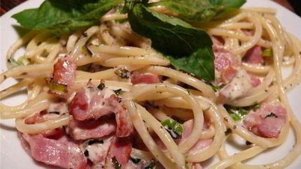 Спагетти с беконом в сырном соусе