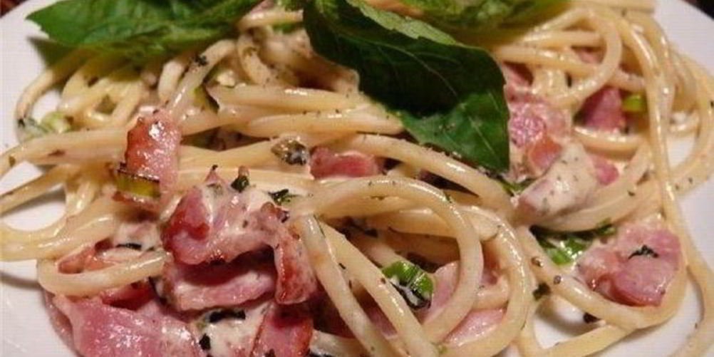 Рецепт спагетти с беконом в сырном соусе
