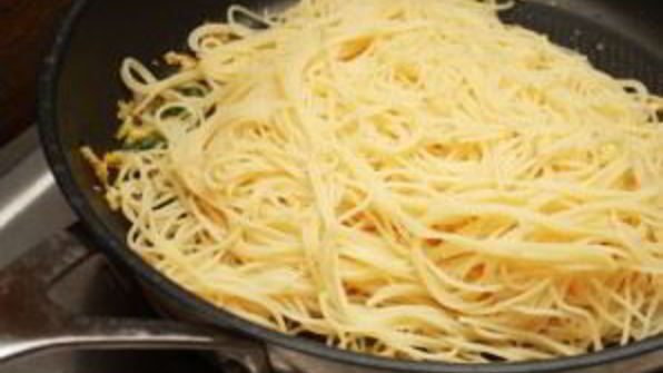 спагетти с чесноком и маслом