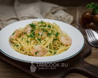 Спагетти с креветками и чесноком