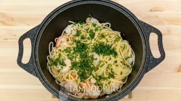 спагетти с креветками и чесноком