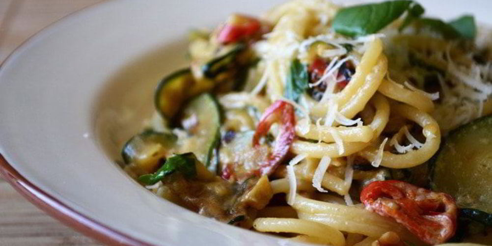 Рецепт спагетти с цукини, перцем чили и базиликом