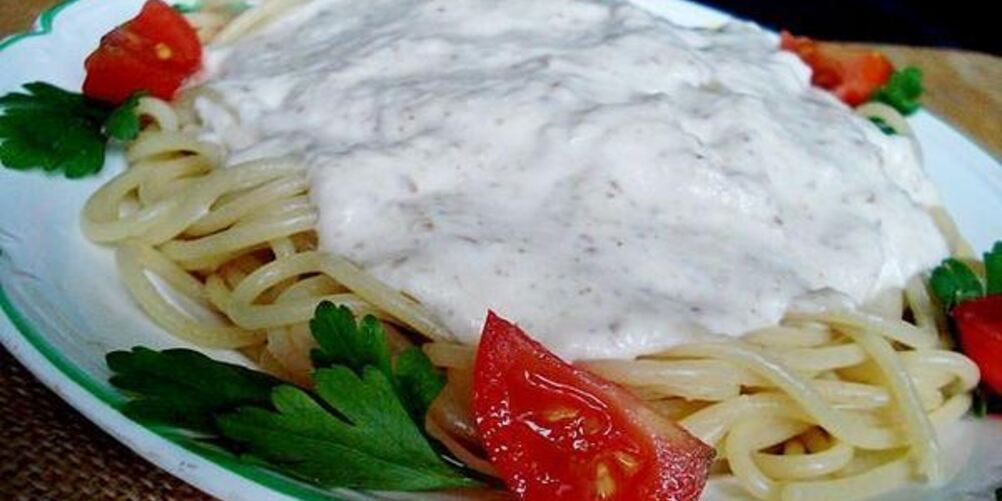 Рецепт спагетти в сырно-сливочном соусе с грецким орехом