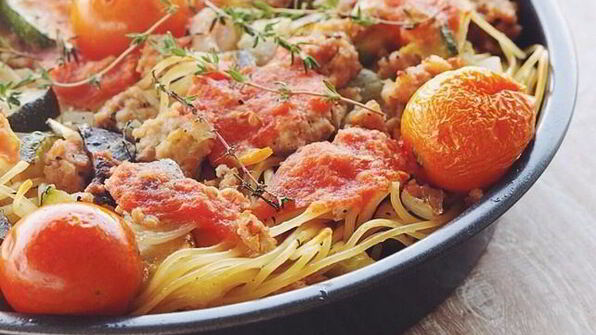 спагетти, запеченные с овощами, куриным фаршем и томатами