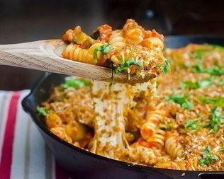 Сырная паста с баклажанами и перцем, запеченная в духовке