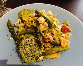 Цветная паста со спаржей и песто