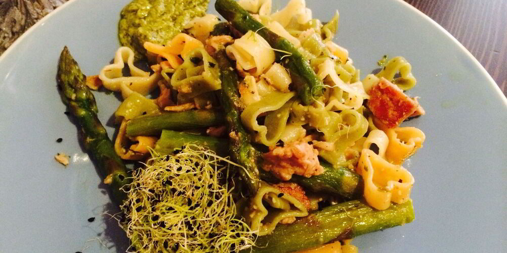 Рецепт цветная паста со спаржей и песто