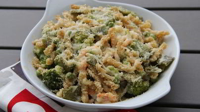 Запеченная паста с креветками, зелеными овощами и ароматным сыром