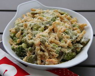 Запеченная паста с креветками, зелеными овощами и ароматным сыром