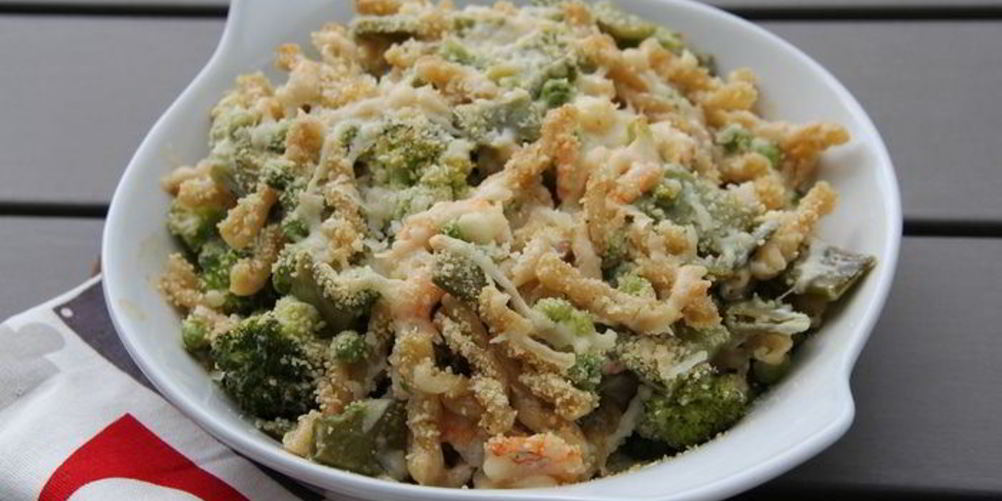 Рецепт запеченная паста с креветками, зелеными овощами и ароматным сыром