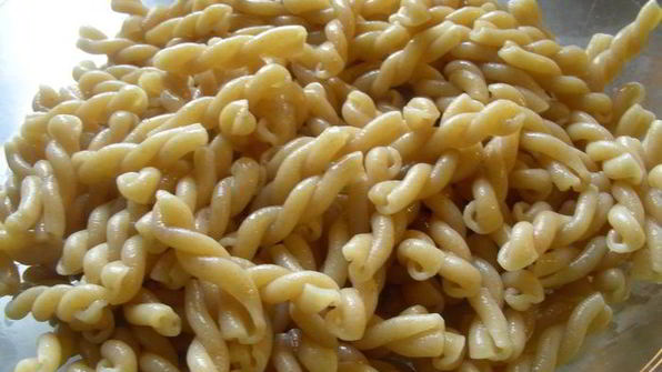 запеченная паста с креветками, зелеными овощами и ароматным сыром