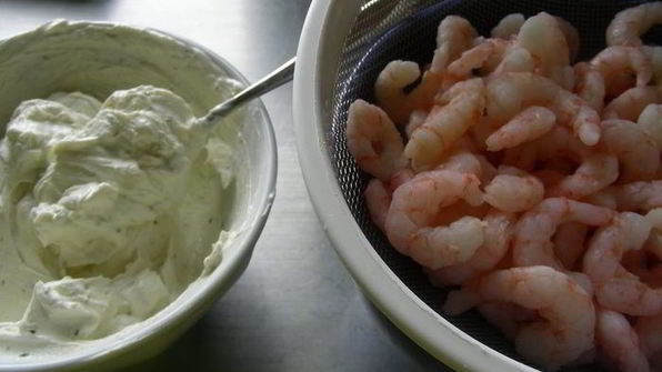 запеченная паста с креветками, зелеными овощами и ароматным сыром