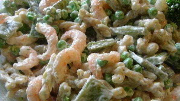 запеченная паста с креветками, зелеными овощами и ароматным сыром