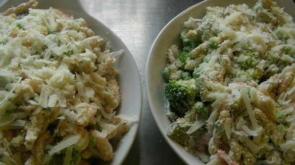 запеченная паста с креветками, зелеными овощами и ароматным сыром