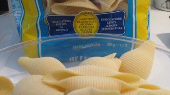 запеченные конкильони, фаршированные мясом