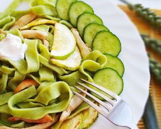 Зеленая паста с кабачками и грудкой