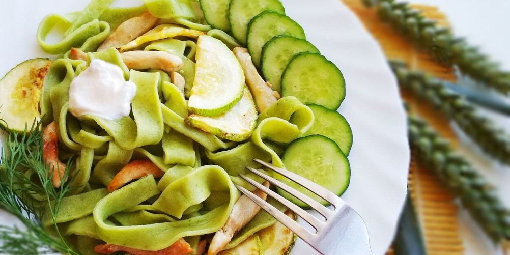 Рецепт зеленая паста с кабачками и грудкой