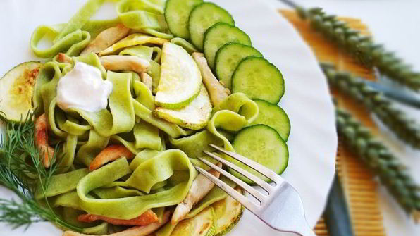 зеленая паста с кабачками и грудкой