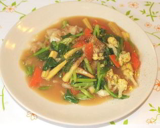 Жареная лапша с овощами