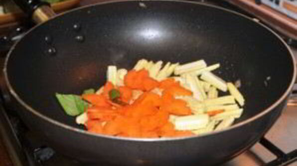 жареная лапша с овощами