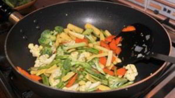 жареная лапша с овощами