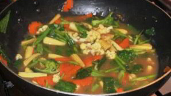 жареная лапша с овощами