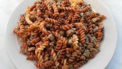 Золотистая паста фузилли с мясным фаршем