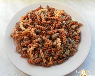 Золотистая паста фузилли с мясным фаршем