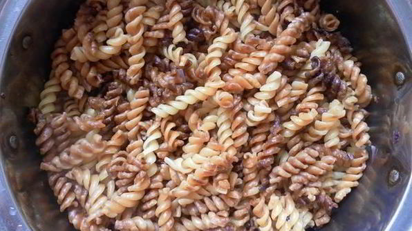 золотистая паста фузилли с мясным фаршем