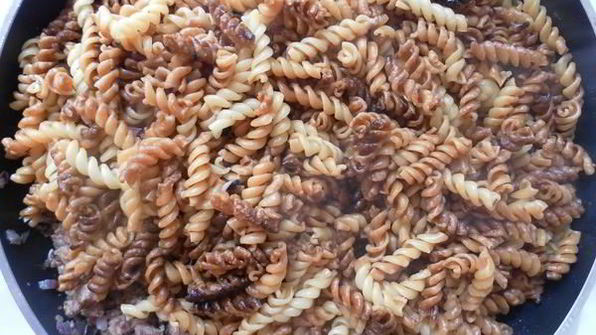 золотистая паста фузилли с мясным фаршем