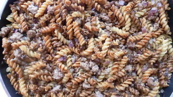 золотистая паста фузилли с мясным фаршем