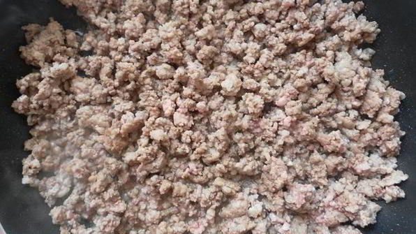 золотистая паста фузилли с мясным фаршем