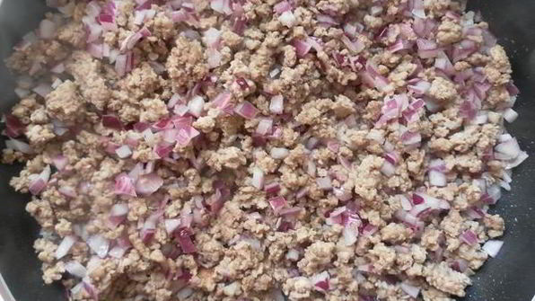 золотистая паста фузилли с мясным фаршем