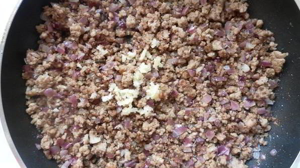 золотистая паста фузилли с мясным фаршем