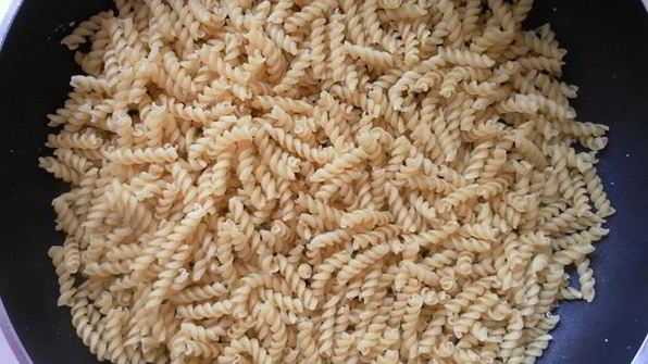 золотистая паста фузилли с мясным фаршем