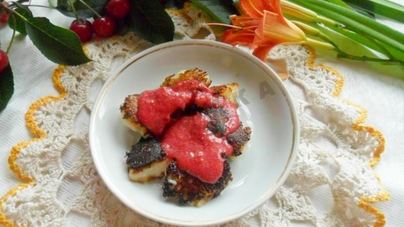 Манные клецки с вишневым соусом