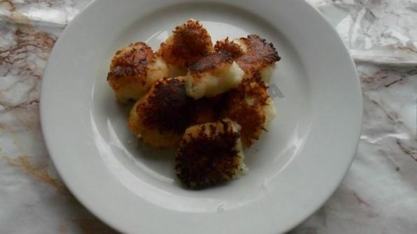 манные клецки с вишневым соусом