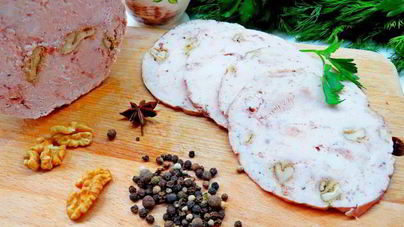 Домашняя куриная ветчина с грецкими орехами