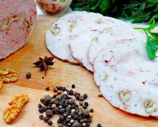 Домашняя куриная ветчина с грецкими орехами