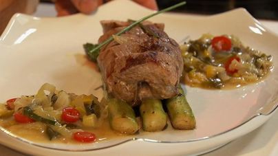 Фаршированная свинина с соусом из порея