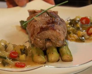 Фаршированная свинина с соусом из порея