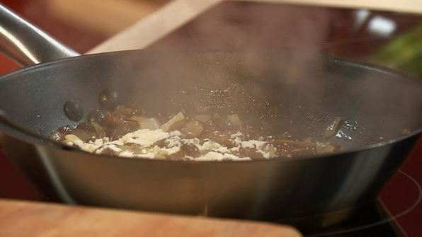 фаршированная свинина с соусом из порея