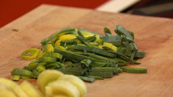 фаршированная свинина с соусом из порея