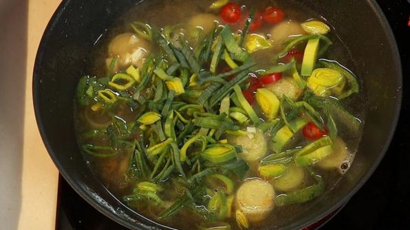 фаршированная свинина с соусом из порея