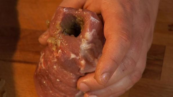 фаршированная свинина с соусом из порея